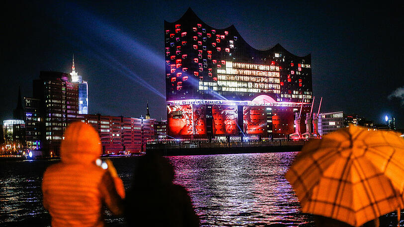Spektakuläre Bilder: Mit einem großen Festakt wurde das "Jahrhundertbauwerk" Elbphilharmonie eröffnet.