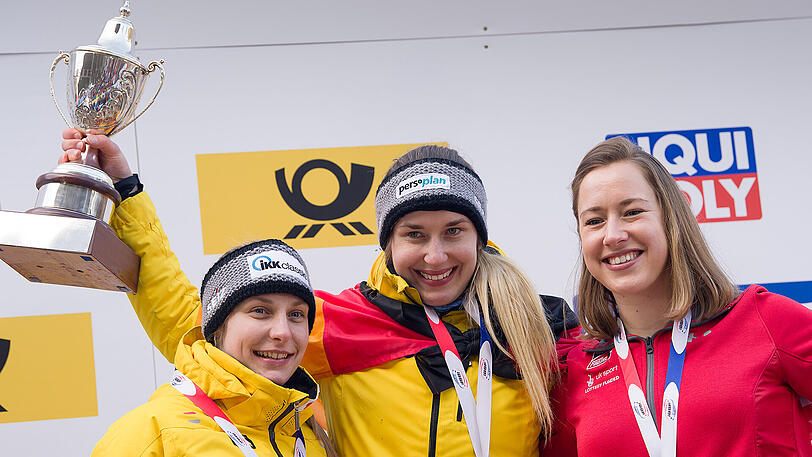 Die deutschen Tina Herrmann (2. Platz) und Jacqueline Lölling (1. Platz) jubeln mit der drittplatzierten Lizzy Yarnold aus Großbritanien.