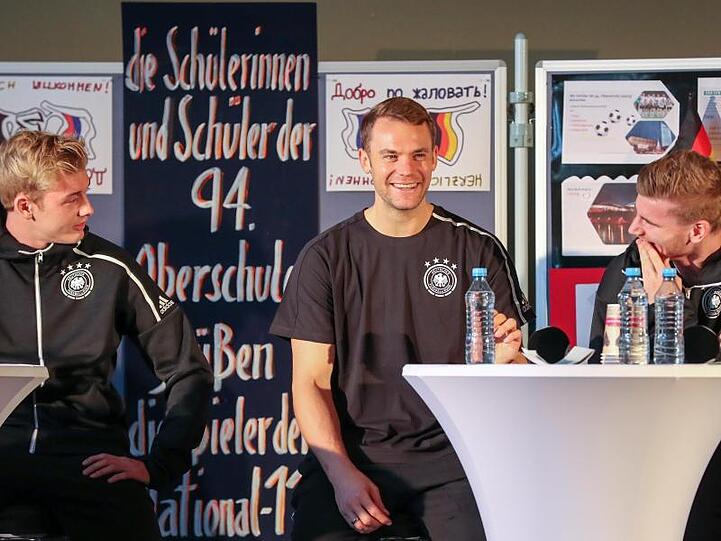 In der Sportoberschule Leipzig diskutieren Julian Brandt (l-r), Manuel Neuer und Timo Werner mit Schülern.