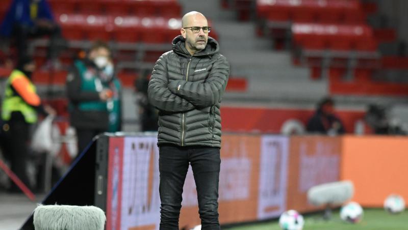 Leverkusens Trainer Peter Bosz steht an der Seitenlinie - die Punkteteilung ist für die Leverkusener eigentlich zu wenig.