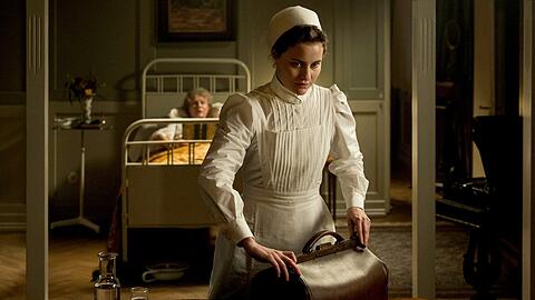 "Davos 1917: Johanna": Die Krankenschwester Johanna Gabathuler (Dominique Devenport, v.) soll das Zimmer der Patientin Helen Taylor (Anna Holmes) ausspionieren.