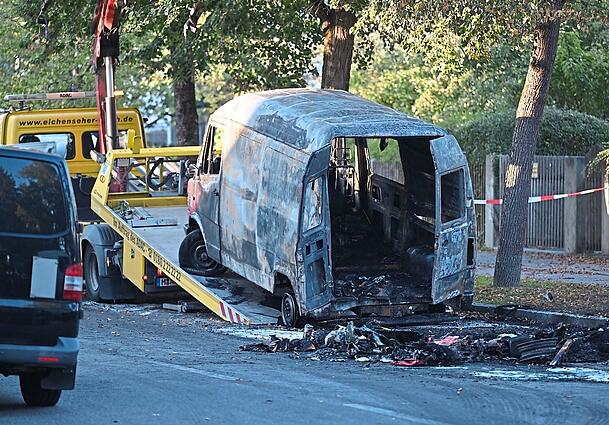 Der ausgebrannte Mercedestransporter von Martin P. in der Glockenblumenstraße wird von einem Abschleppwagen abtransportiert.