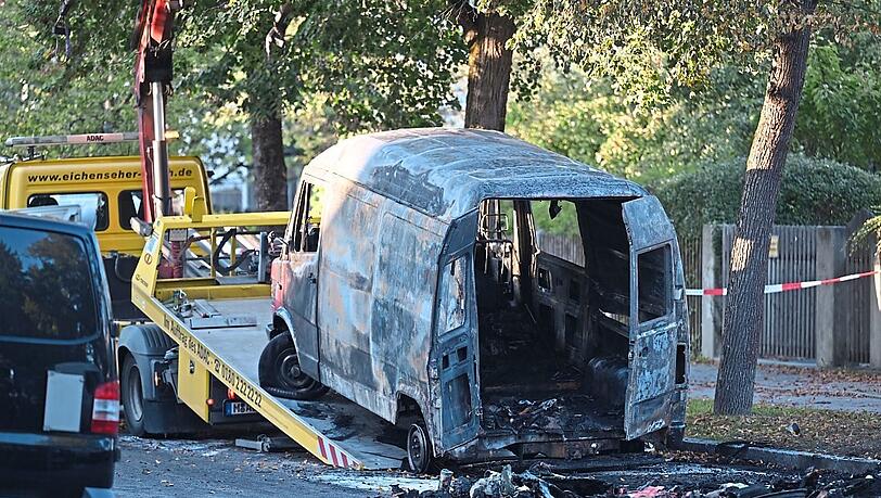 Der ausgebrannte Mercedestransporter von Martin P. in der Glockenblumenstraße wird von einem Abschleppwagen abtransportiert. Der ausgebrannte Mercedestransporter von Martin P. in der Glockenblumenstraße wird von einem Abschleppwagen abtransportiert.