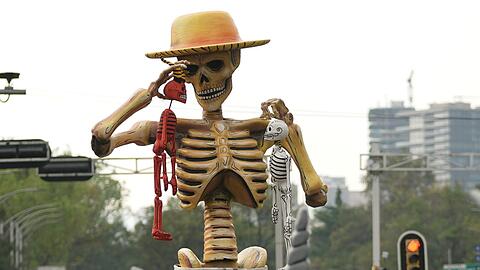 Die Parade ist einem Umzug nachempfunden, der im James-Bond-Film "Spectre" von 2015 zu sehen war.