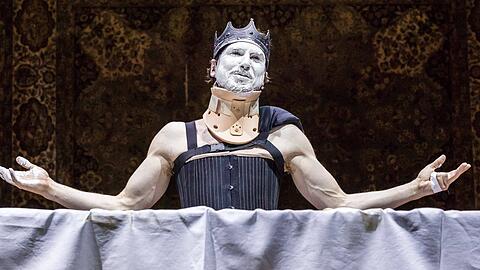 Schauspieler Lars Eidinger als Richard III. an der Berliner Schaub&uuml;hne.