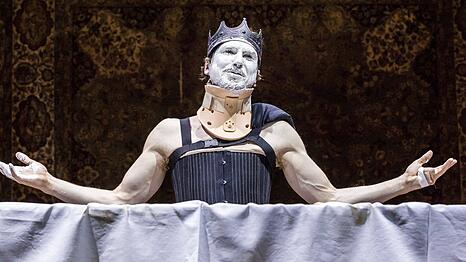 Schauspieler Lars Eidinger als Richard III. an der Berliner Schaub&uuml;hne.