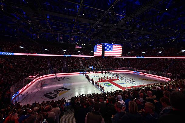 Die Er&ouml;ffnung des SAP Garden im September 2024: Vor dem Duell des EHC Red Bull M&uuml;nchen gegen die Buffalo Sabres werden die Nationalhymnen gespielt.