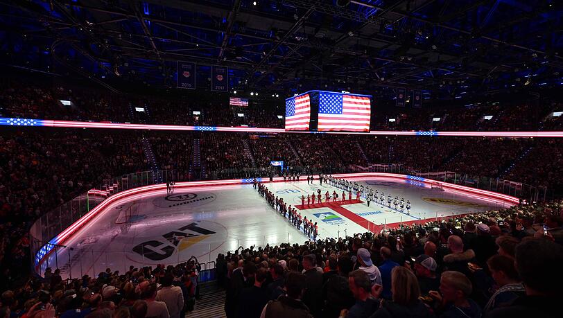 Die Eröffnung des SAP Garden im September 2024: Vor dem Duell des EHC Red Bull München gegen die Buffalo Sabres werden die Nationalhymnen gespielt. Die Eröffnung des SAP Garden im September 2024: Vor dem Duell des EHC Red Bull München gegen die Buffalo Sabres werden die Nationalhymnen gespielt.