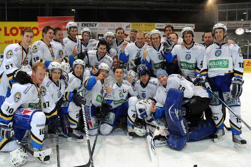 Gruppenbild mit Glaspokal: Die EHC-Kufencracks mit der gewonnenen Trophäe