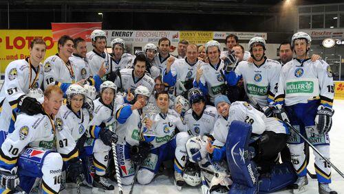 Gruppenbild mit Glaspokal: Die EHC-Kufencracks mit der gewonnenen Trophäe Gruppenbild mit Glaspokal: Die EHC-Kufencracks mit der gewonnenen Trophäe