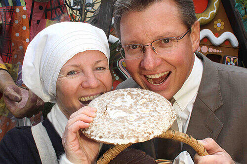 Referent Roland Fleck mit Lebküchnerin Claudia Weiss.