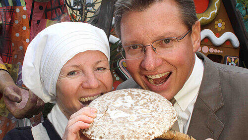 Referent Roland Fleck mit Lebküchnerin Claudia Weiss. Referent Roland Fleck mit Lebküchnerin Claudia Weiss.
