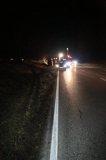 Am Mittwoch morgen kippte ein LKW auf der B 12 bei Rattenkirchen um: Der verletzte Fahrer war in seiner Kabine eingeklemmt und musste von der Feuerwehr befreit werden. Die Bilder!