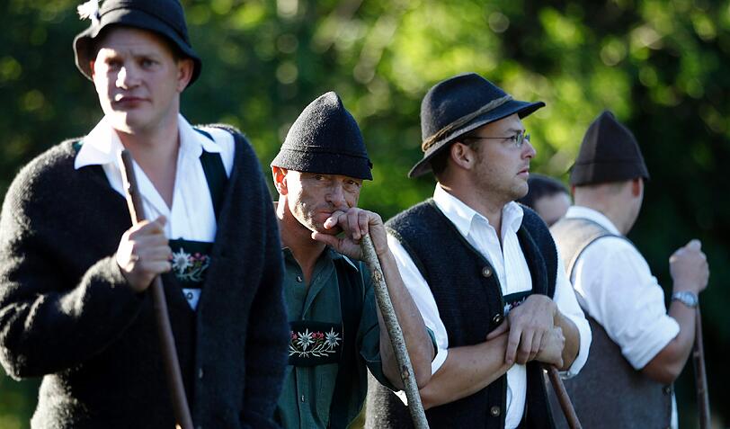 Mit brauchtümlichen Trachten treiben die Bauern ihre prachtvoll geschmückten Kühe ins Tal. Die Bilder vom Almabtrieb!