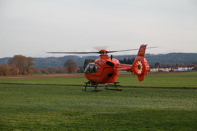 Im Landkreis Rosenheim hat eine Autofahrerin einen Motorradfahrer übersehen. Der Mann stirbt noch am Unfallort, die Frau wird schwer verletzt ins Krankenhaus geflogen.