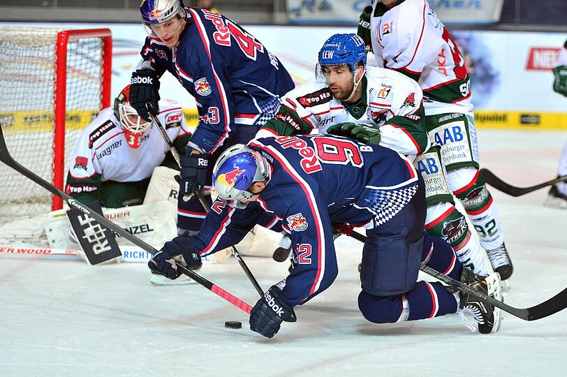 Die Stars des EHC Red Bull München um Topscorer Alex Barta (M.) verloren das Derby gegen Erzrivale Augsburg in eigener Halle klar mit 2:5.