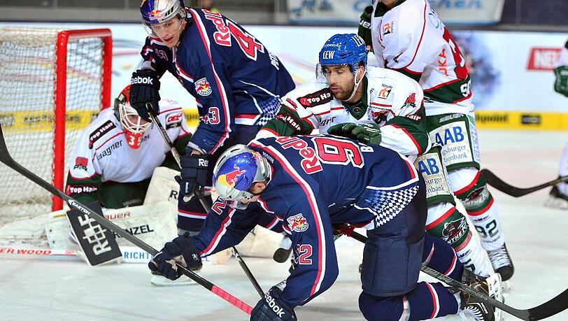 Die Stars des EHC Red Bull München um Topscorer Alex Barta (M.) verloren das Derby gegen Erzrivale Augsburg in eigener Halle klar mit 2:5. Die Stars des EHC Red Bull München um Topscorer Alex Barta (M.) verloren das Derby gegen Erzrivale Augsburg in eigener Halle klar mit 2:5.