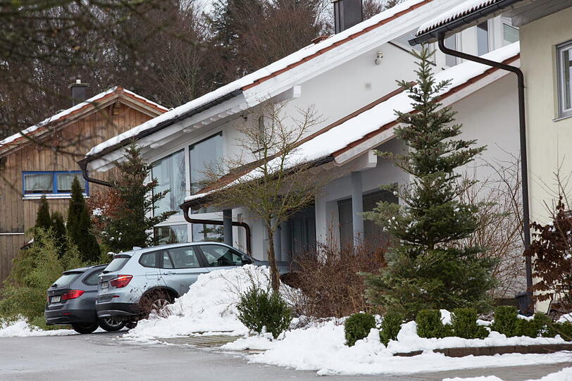 Hier nimmt die Polizei zwei Einbrecher fest. Die Täter wollten in ein Einfamilienhaus in Altenmarkt einsteigen.
