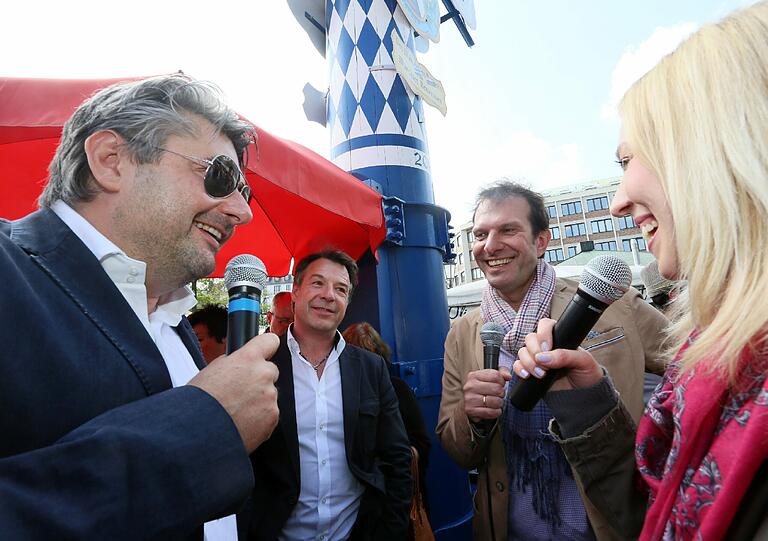 Bei strahlendem Sonnenschein ergreifen Hans Jörg Bachmeier und Patrick Lindner das Wort.