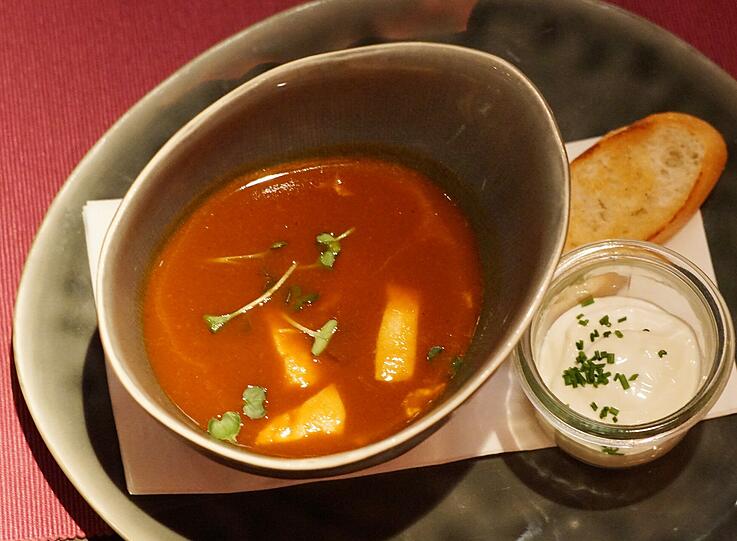 3. Gang: Geröstete Fischsuppe mit Garnelen und Venusmuscheln.