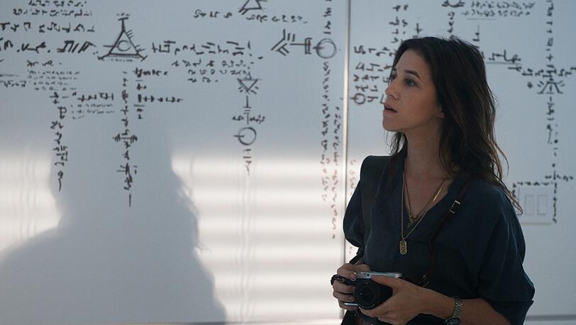 Charlotte Gainsbourg kann als Wissenschaftlerin mit ihren Formeln auch nicht verhindern, dass gleich einfach nur geballert wird. Charlotte Gainsbourg kann als Wissenschaftlerin mit ihren Formeln auch nicht verhindern, dass gleich einfach nur geballert wird.