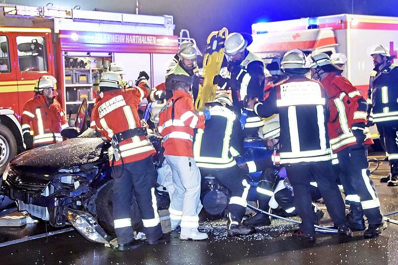 Die Feuerwehr befreit die Schwerverletzte mit einem Rettungsspreizer.