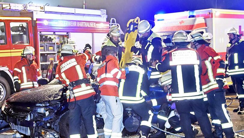 Die Feuerwehr befreit die Schwerverletzte mit einem Rettungsspreizer. Die Feuerwehr befreit die Schwerverletzte mit einem Rettungsspreizer.