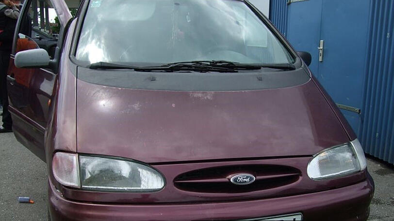 Aus diesem Ford Galaxy steigen die fünfzehn Insassen aus. Das Auto war mehr oder weniger schrottreif.