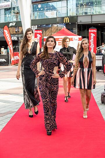 Sophia (l, 22), Veronika (20), Sandrin (23) und Lea-Catherine (19) erobern den roten Teppich.