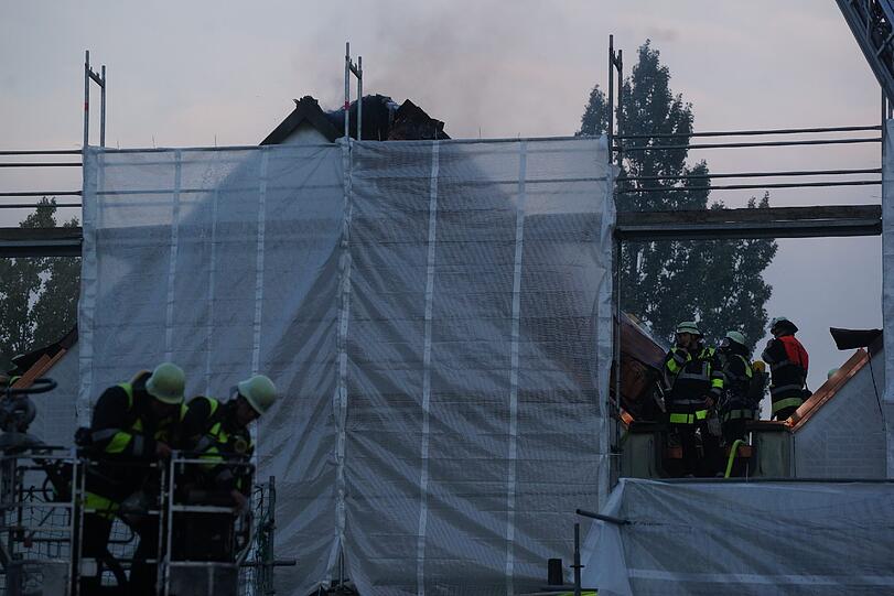 Feuer in Schwabing: Der Dachstuhl der Turnhalle des Maximiliansgymnasiums fing am Donnerstagabend Feuer. Die Bilder.