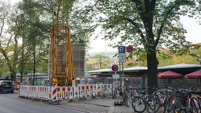 Über Nacht wurde hier an der Frauenstraße ein Baum entfernt - stattdessen steht dort nun ein Kran.