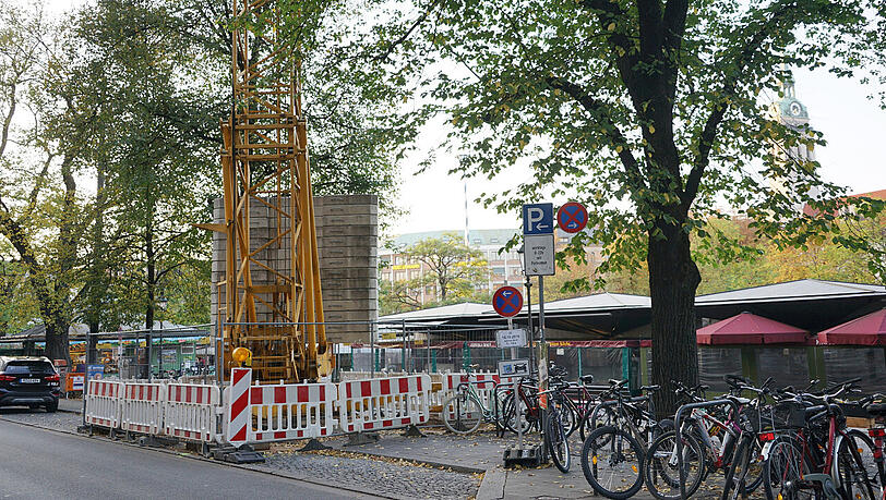 Über Nacht wurde hier an der Frauenstraße ein Baum entfernt - stattdessen steht dort nun ein Kran. Über Nacht wurde hier an der Frauenstraße ein Baum entfernt - stattdessen steht dort nun ein Kran.