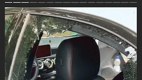 Wütend präsentiert Sarah Lombardi die eingeschlagene Scheibe ihres Autos. Wütend präsentiert Sarah Lombardi die eingeschlagene Scheibe ihres Autos.