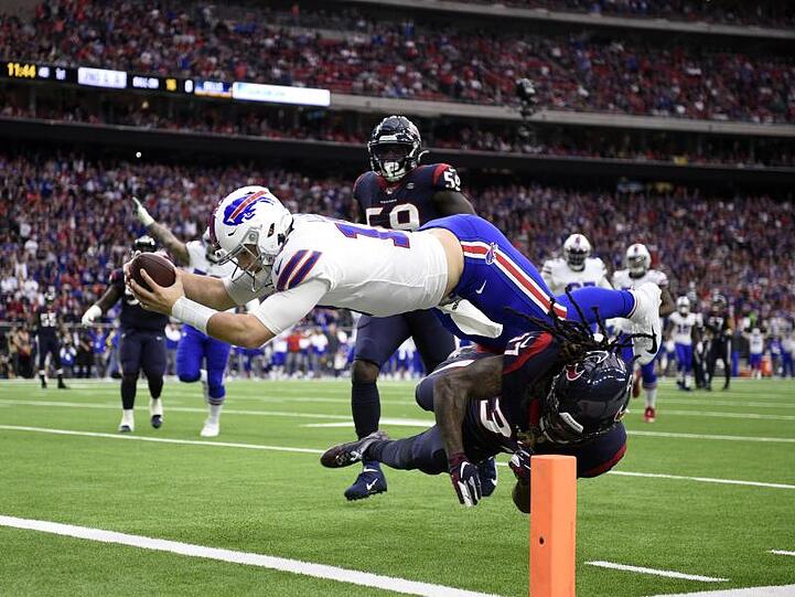 Quarterback Josh Allen (17/l) von den Buffalo Bills taucht zu einem Touchdown ab. Jahleel Addae (37)von den Houston Texans kann ihn nicht aufhalten.