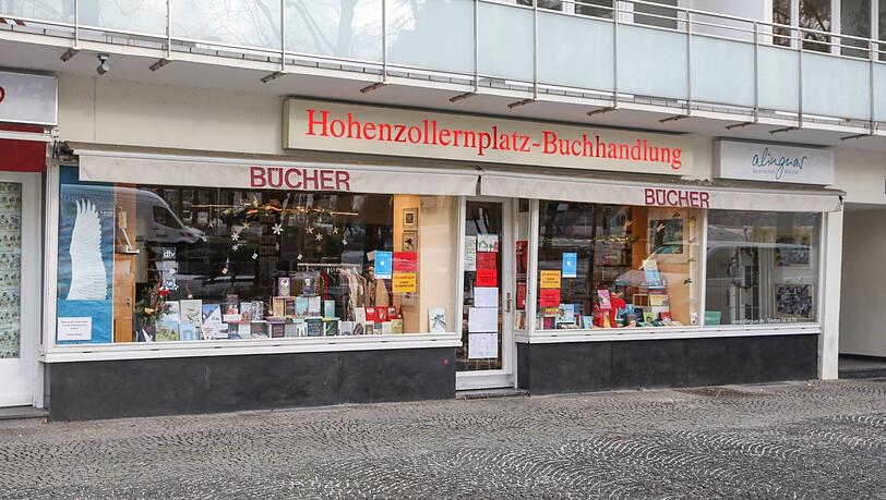 Wenn Ruth Cyranka mal nicht da ist in ihrer Hohenzollernplatz-Buchhandlung, holt man bestellte Bücher nebenan in der Bäckerei Wimmer . . .