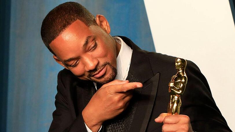 Als ob nichts gewesen wäre: Will Smith nach der Ohrfeige mit dem Oscar.