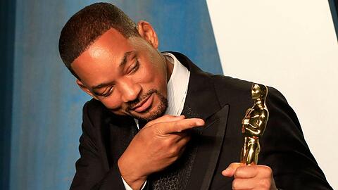 Als ob nichts gewesen wäre: Will Smith nach der Ohrfeige mit dem Oscar.