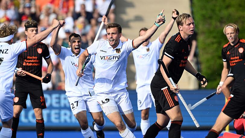 Deutschlands Justus Weigand (M) bejubelt sein Tor zum 1:0.