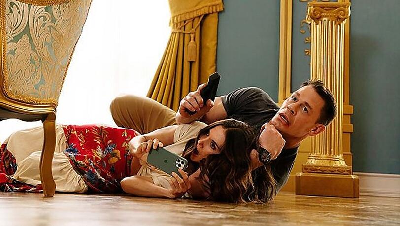 "Freelance": Claire Wellington (Alison Brie, l.) und Mason Pettits (John Cena) müssen um ihr Leben fürchten.