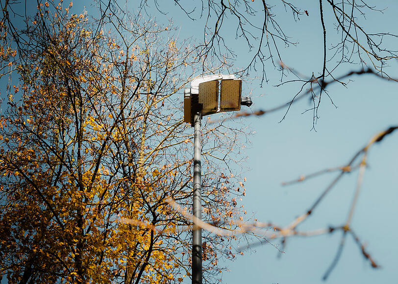 Die CSU möchte wissen: Ist hier eine Sicherheitskamera installiert worden am Scheinwerfer der Eisbachwelle? Und von wem?