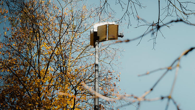 Die CSU möchte wissen: Ist hier eine Sicherheitskamera installiert worden am Scheinwerfer der Eisbachwelle? Und von wem?