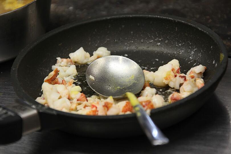 Im Allerheiligsten des Gourmettempels Tantris, der Küche, herrschen Präzision, Perfektion - und Stille.