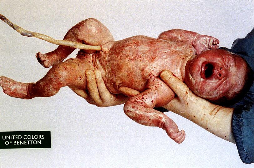 Ebenfalls verboten wurde diese Benetton-Kampagne: Toscanis Photos von einem neugeborenen Baby durften in Deutschland nicht plakatiert werden.