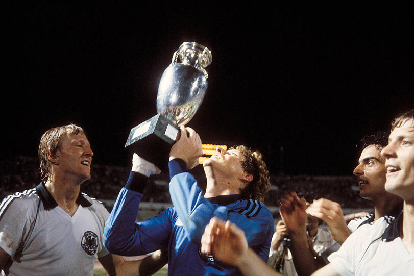 Nationalkeeper Toni Schumacher hollte mit Deutschland im Jahre 1980 den EM-Pokal.