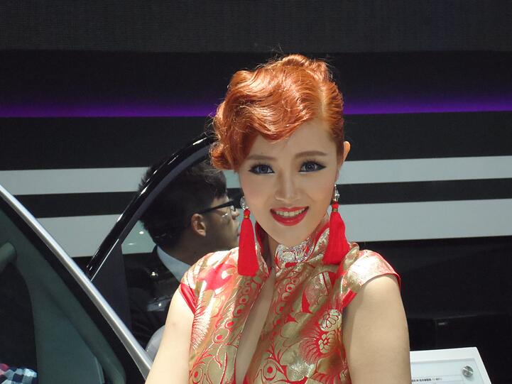 Schöne Frauen an neuen Autos: Eine nach wie vor unschlagbar attraktive Kombination - auch in Shanghai.