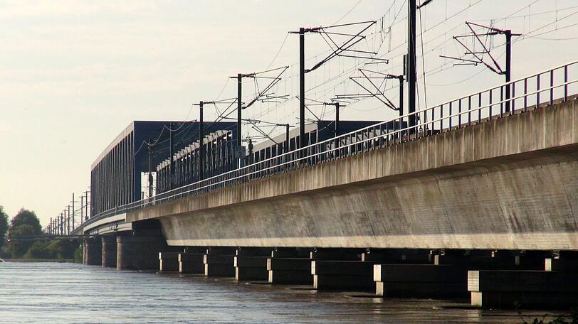 Das Hochwasser der Elbe umspült am 10.06.2013 die Pfeiler der Eisenbahnbrücke bei Hämerten (Landkreis Stendal). Die Eisenbahn-Elbebrücke wurde in der Nacht wegen Gefahr für die Brückenpfeiler gesperrt. Mit Ausfällen von Zügen, Umleitungen und Verspätungen zwischen ein und drei Stunden oder mehr müsse gerechnet werden. Die Dauer der Sperrung ist nicht absehbar und hängt mit der Entwicklung des Hochwasserns zusammen.