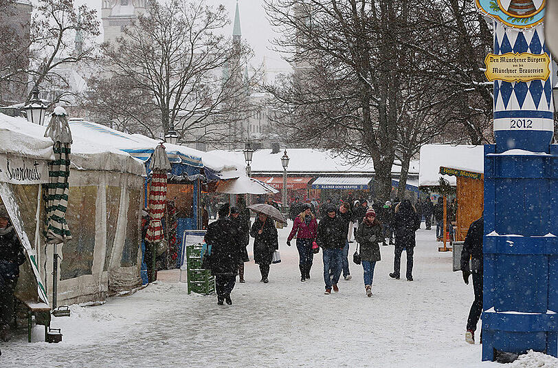 So sieht der Winter in München aus: Schneetreiben am Viktualienmarkt.