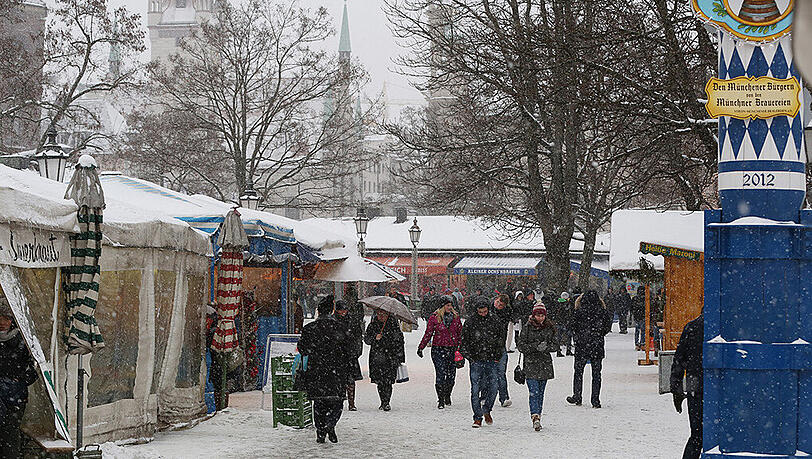 So sieht der Winter in München aus: Schneetreiben am Viktualienmarkt. So sieht der Winter in München aus: Schneetreiben am Viktualienmarkt.