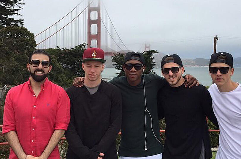 Von Los Angeles geht es nach San Francsco. Gemeinsam mit Mitchell Weiser und Freunden posiert er vor der Golden Gate Bridge.