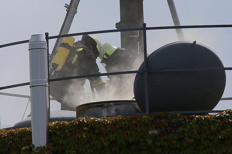 Bei einem Schreinereibetrieb geriet ein Holzspänesilo in Brand. Die Feuerwahr war mit Löschfahrzeugen vor Ort.